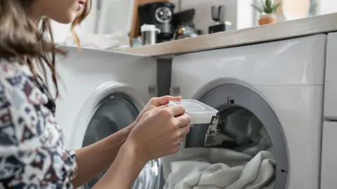 Verwijder dit uitneembare onderdeel uit uw wasmachine in 5 minuten: uw was wordt schoner en ruikt frisser zonder extra moeite.