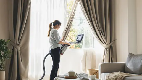 Lente: 6 tips om je gordijnen schoon te maken zonder ze af te halen en de luchtkwaliteit binnenshuis te verbeteren